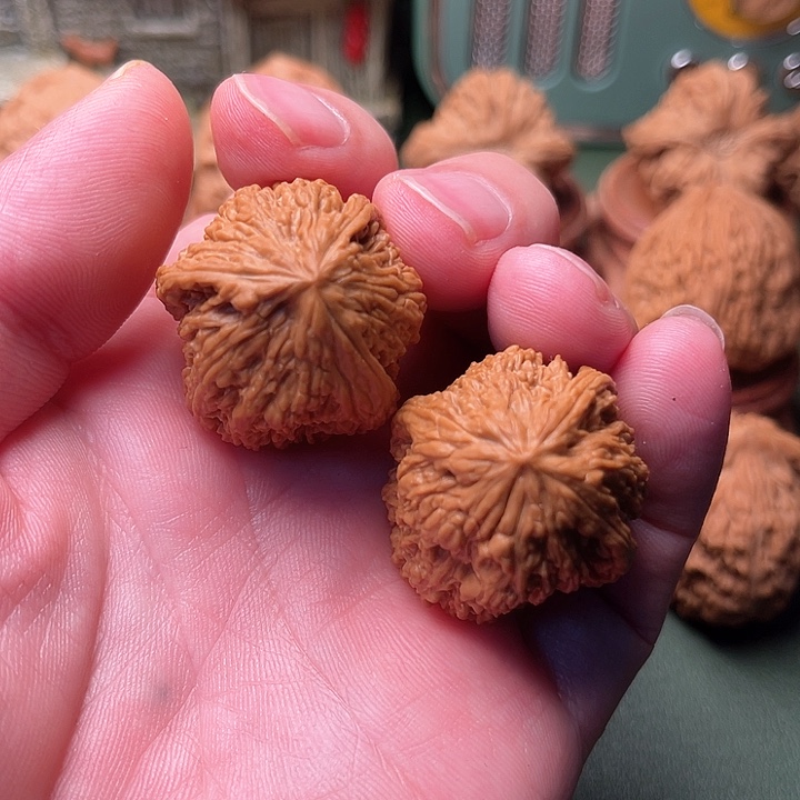 文玩核桃把件三棱高炮南将石