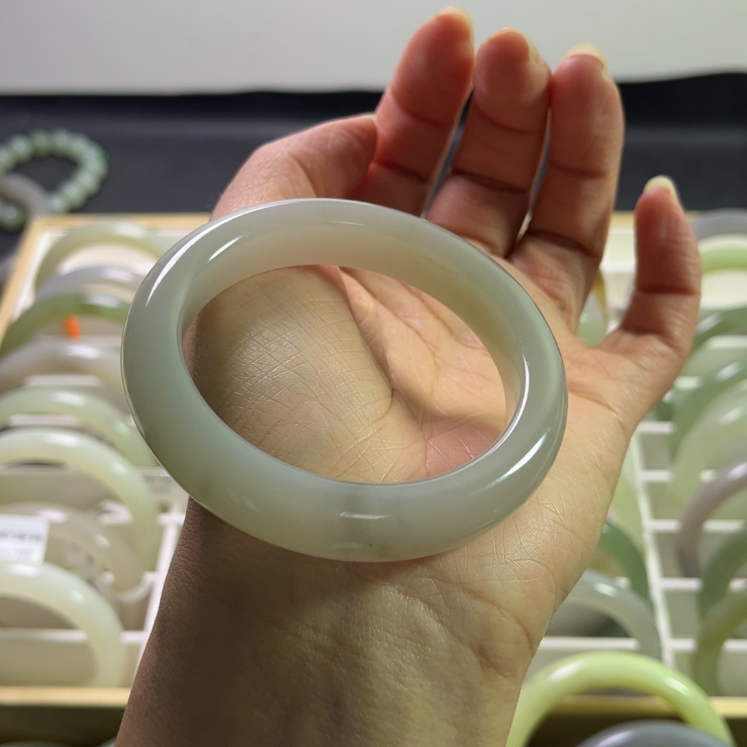 和田玉手镯54.6圈未镶嵌