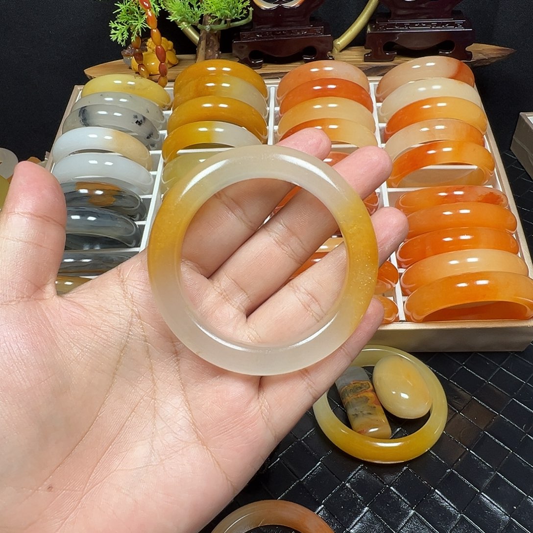 ****梓石英质玉（黄龙玉）未镶嵌手镯