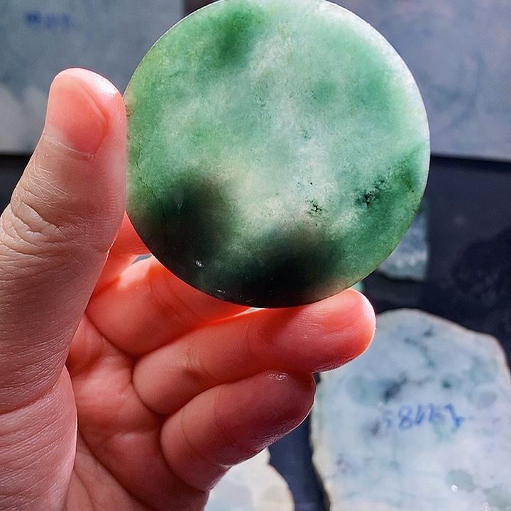 翡翠未镶嵌颈饰毛料19