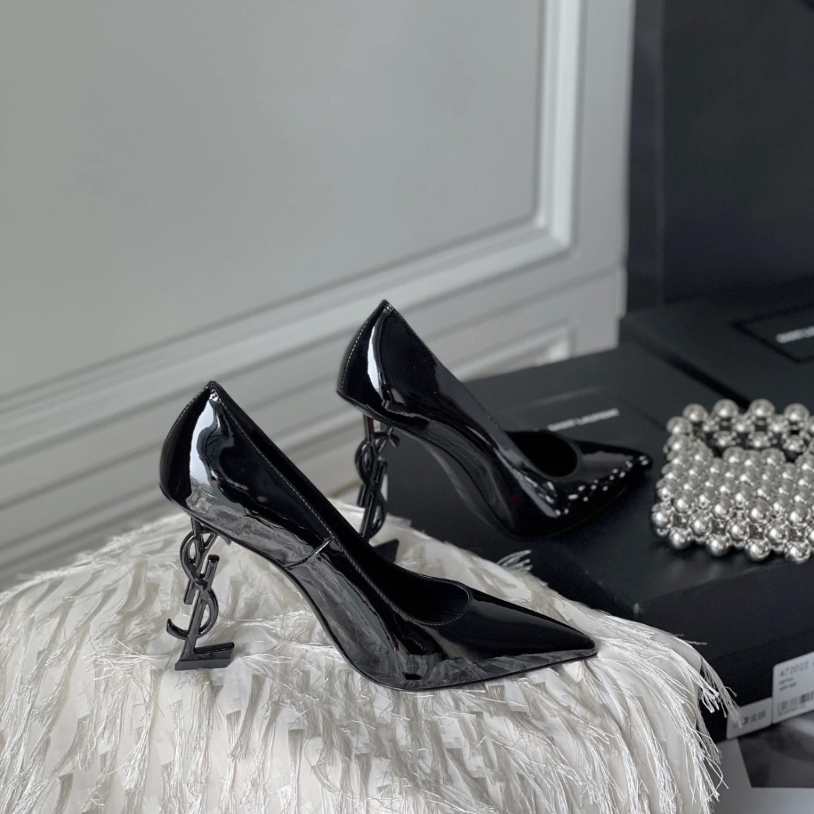 未使用 YSL/圣罗兰 黑色尖头高跟鞋37码