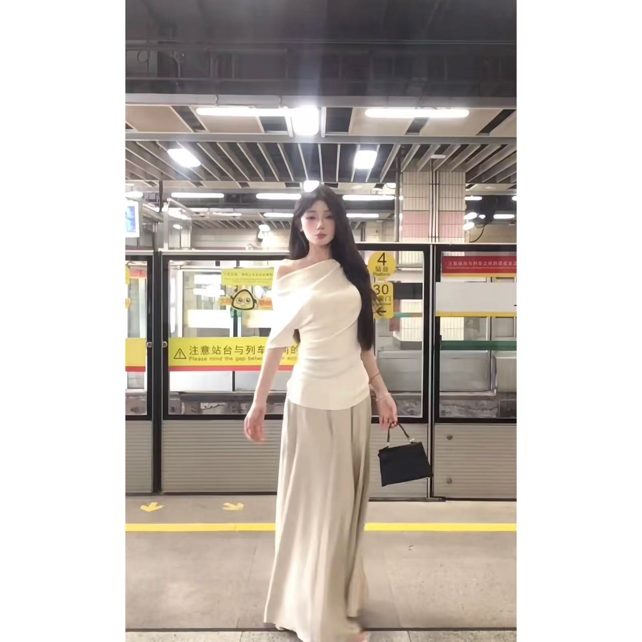 withmin白兔 法式优雅 时尚百搭斜肩修身舒适上衣T恤2522956