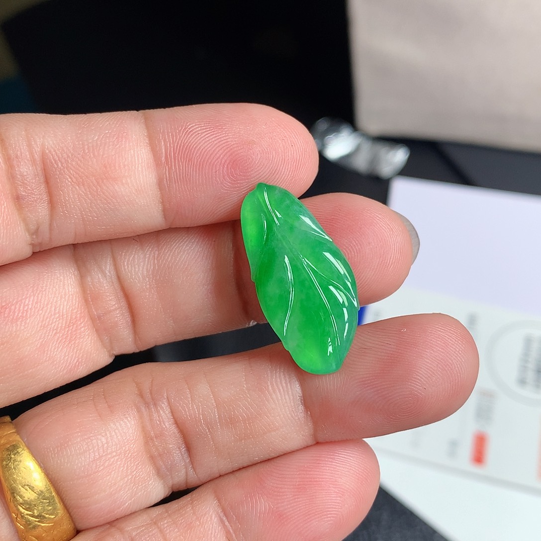 翡翠裸石缅甸天然A货翡翠阳绿叶子