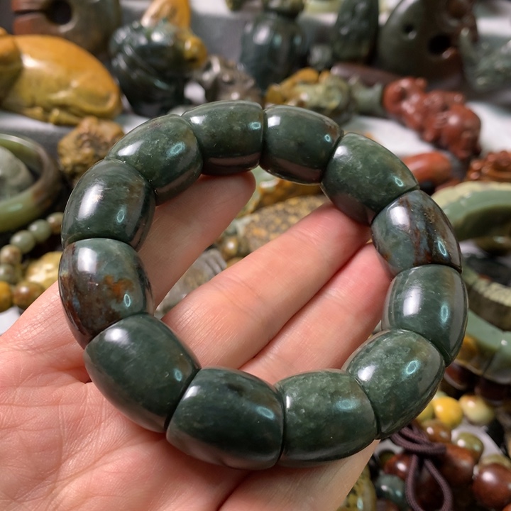 未镶嵌岫岩河磨玉（透闪石质玉）把件