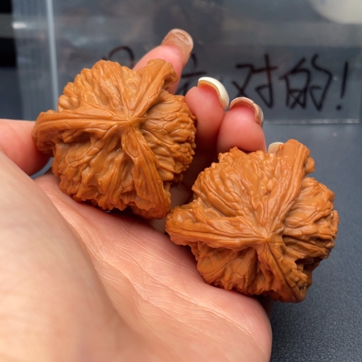 与***同文玩核桃吊坠白狮子