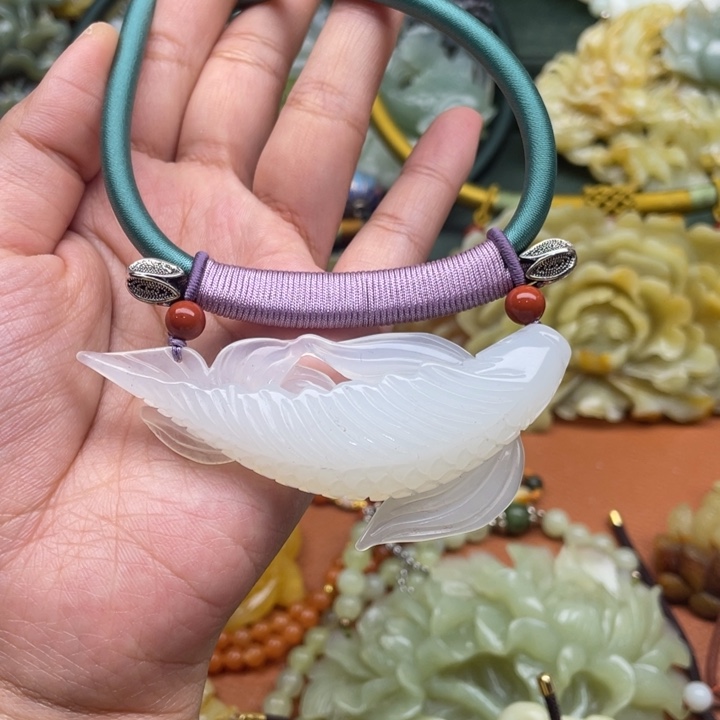 蛇纹石玉吊坠合金