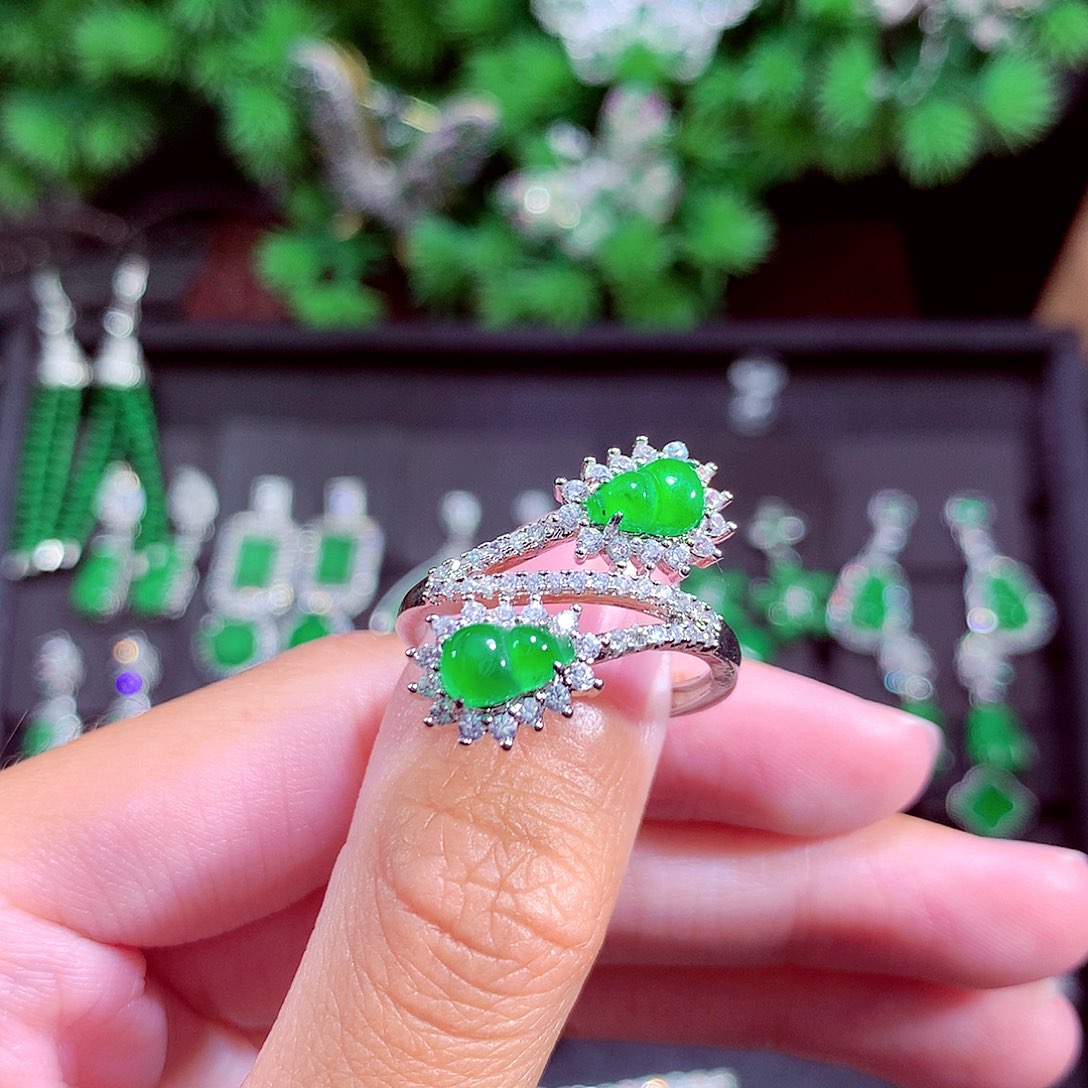 颈饰未镶嵌翡翠天然