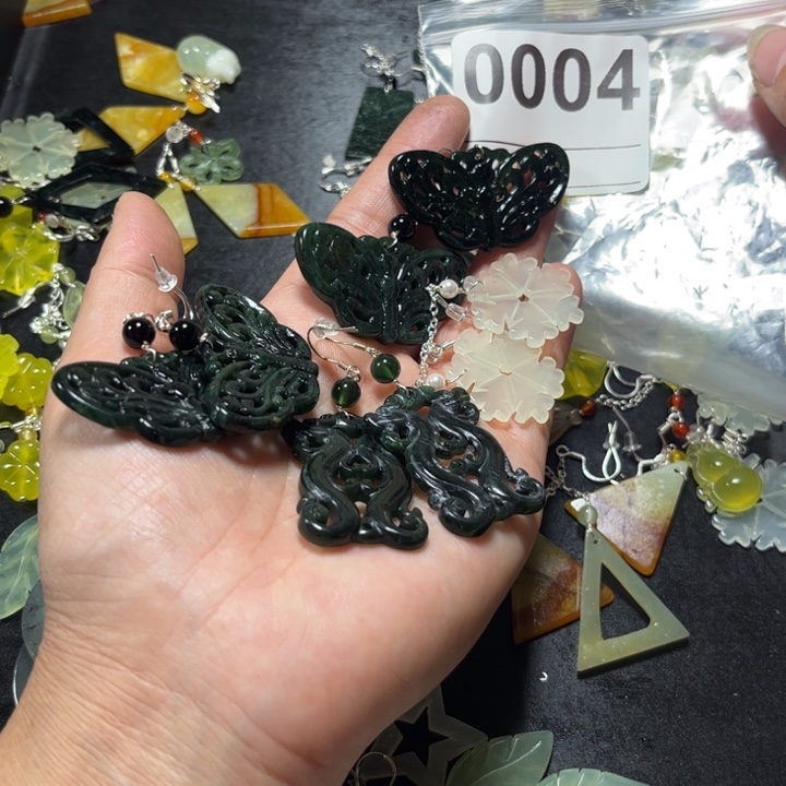 用***颖蛇纹石玉合金耳饰