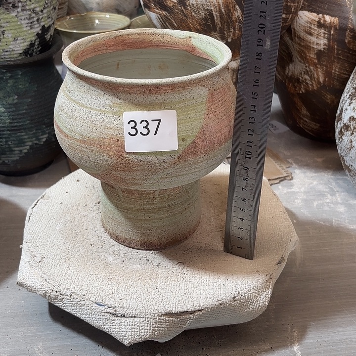 摆件陶高17.5，内口12，有孔337