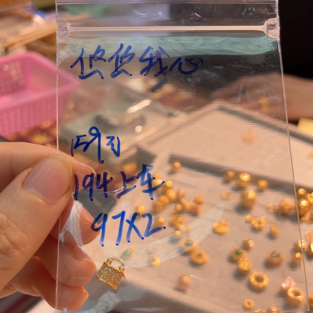 颈饰18K金镶嵌和田玉悠*