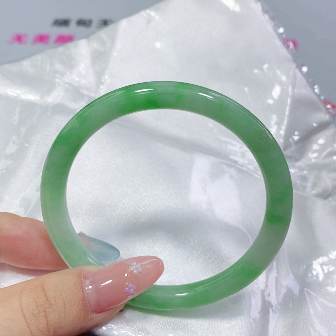 翡翠手镯未镶嵌s****?54 54 圆条