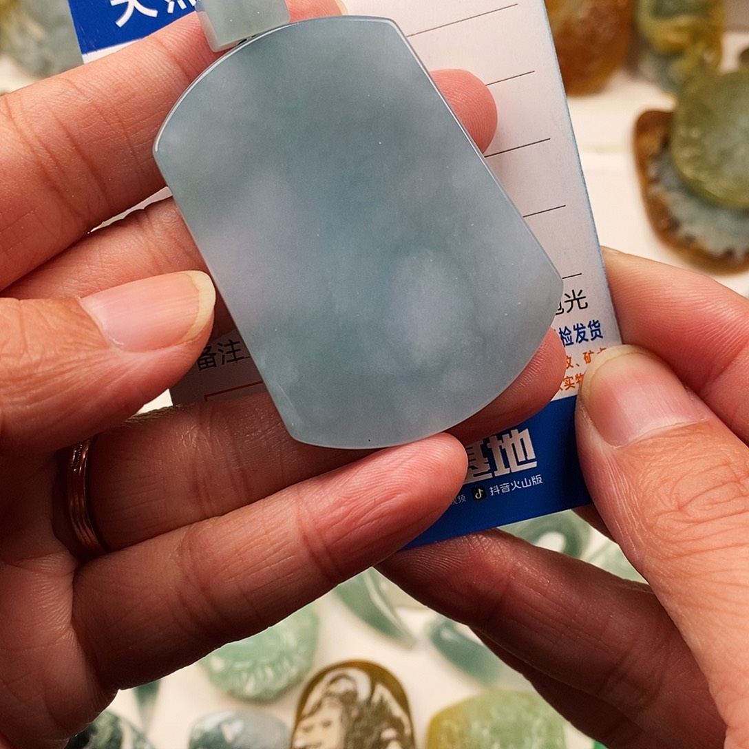 翡翠未镶嵌颈饰无事牌