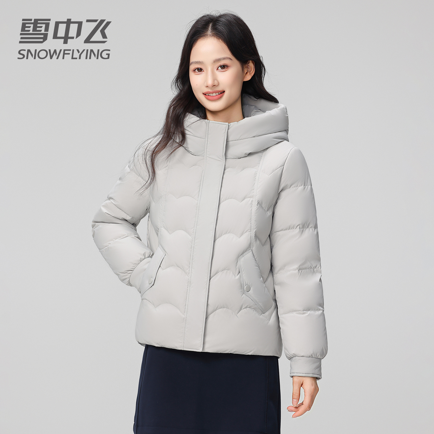 雪中飞2025冬新款短款羽绒服女士冬装款百搭时尚连帽鸭绒保暖外套