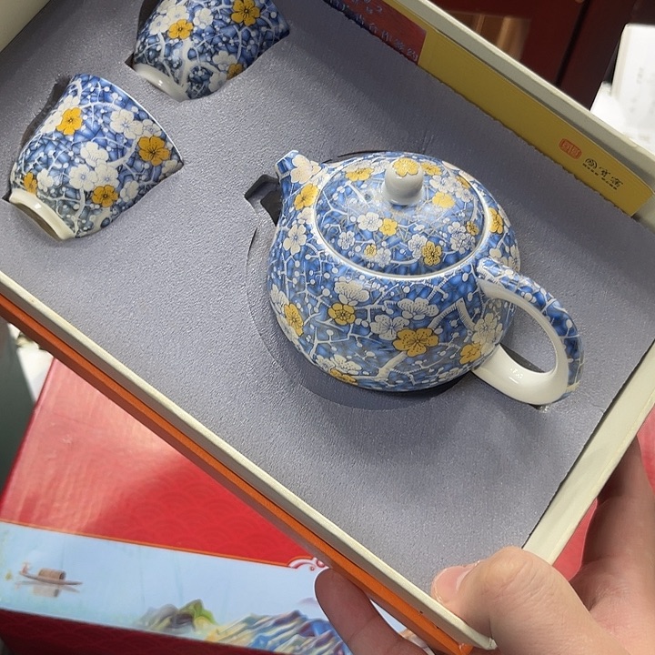 孤品茶具套装等。        