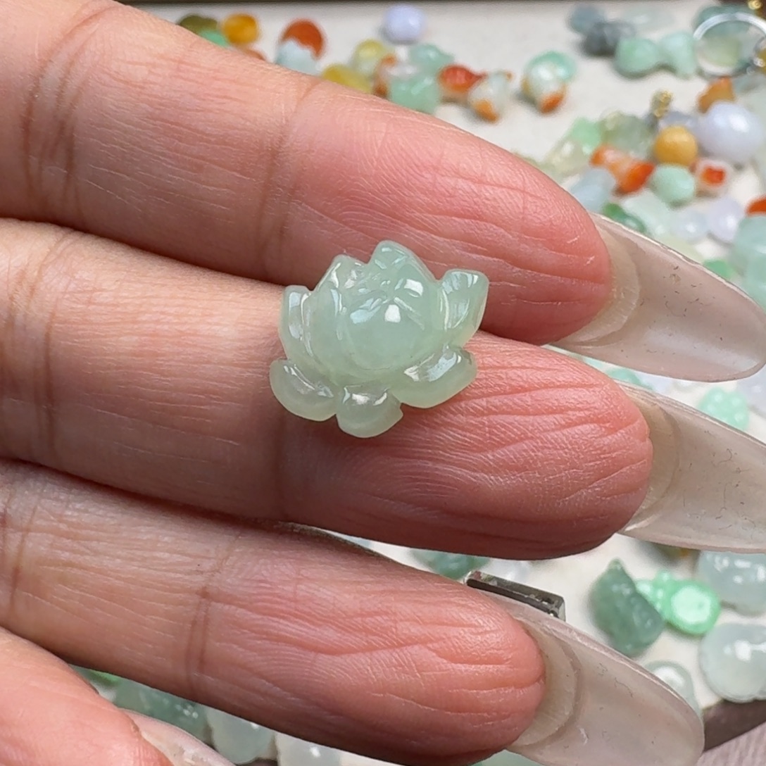 做***。翡翠未镶嵌颈饰翡翠