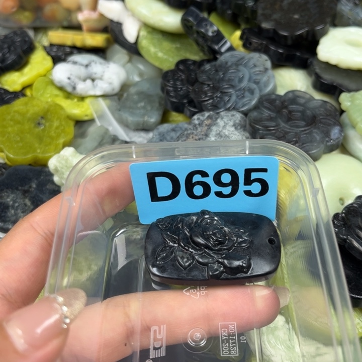 蛇纹石玉足银镀金镶嵌颈饰