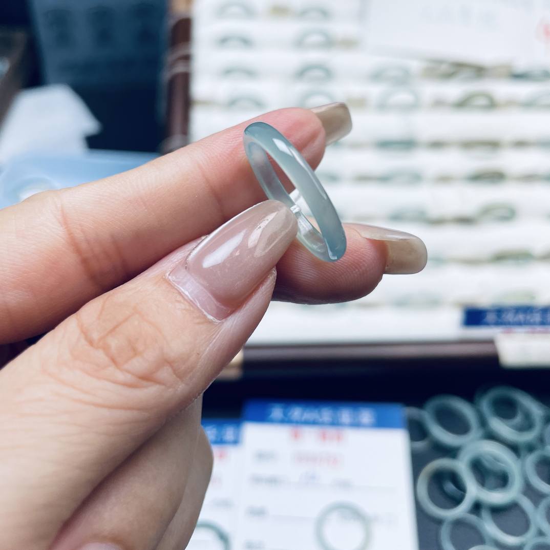 天然A货翡翠冰淡蓝底色单带叠带多样性发其一