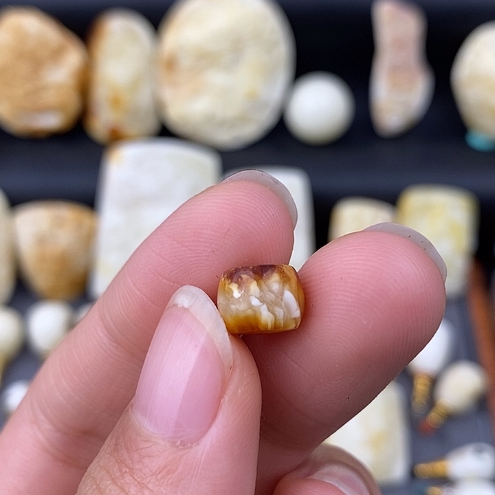 楽****琥珀未镶嵌裸石9×7直切微瑕