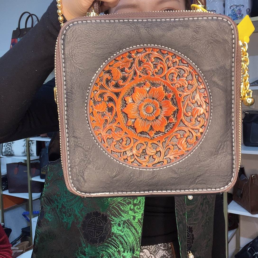 塑料蒙古元素雕花包