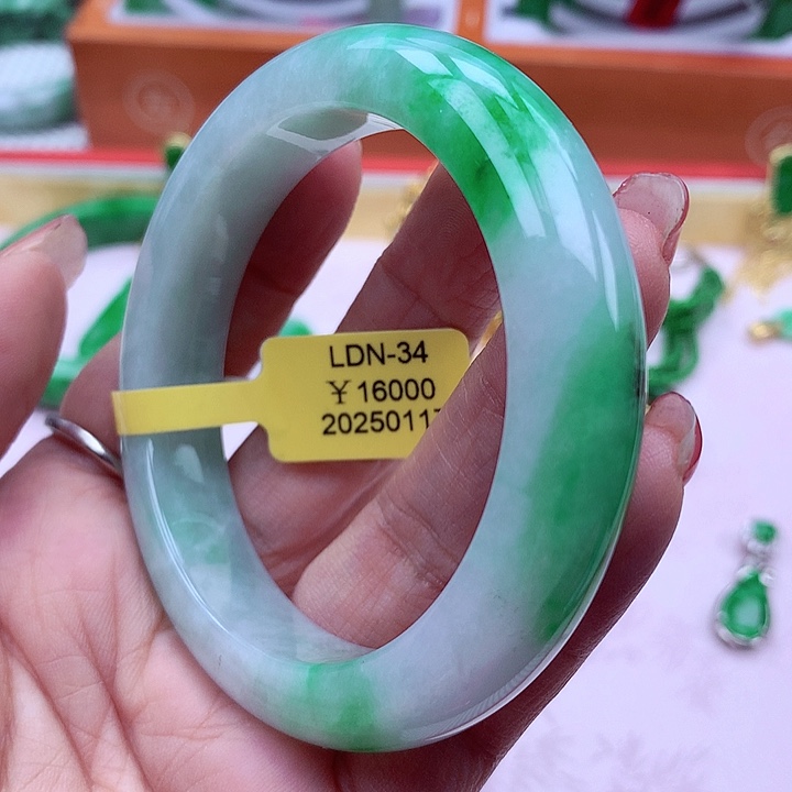 翡翠手镯未镶嵌翡翠