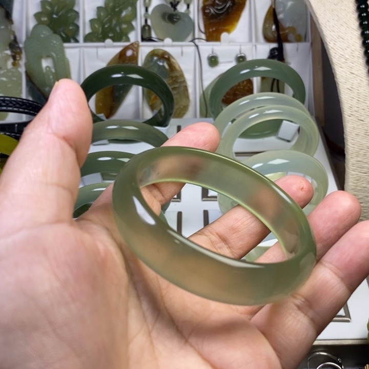 蛇纹石玉未镶嵌手镯