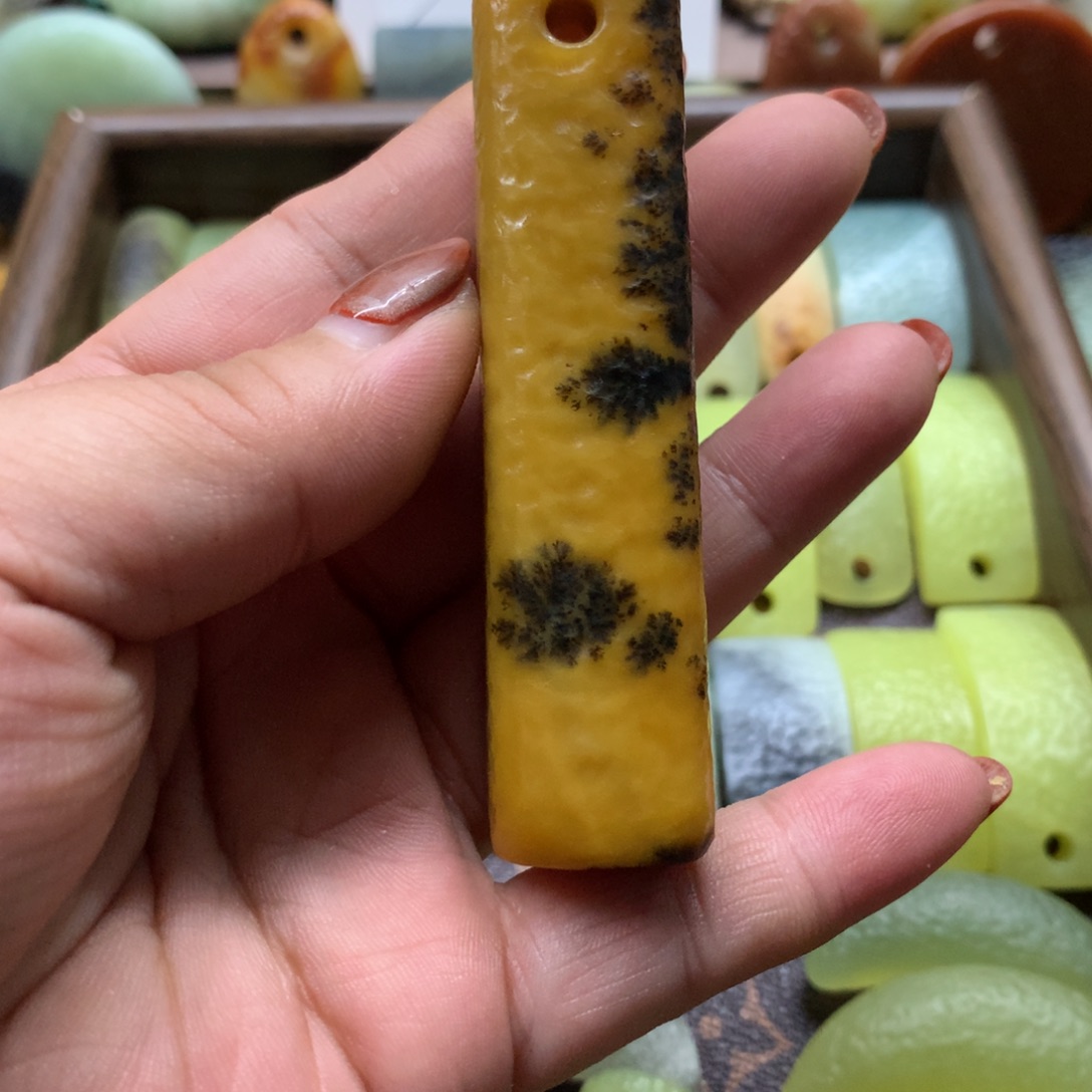 豆***我蛇纹石玉合金颈饰