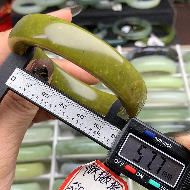 蛇纹石玉手镯未镶嵌647