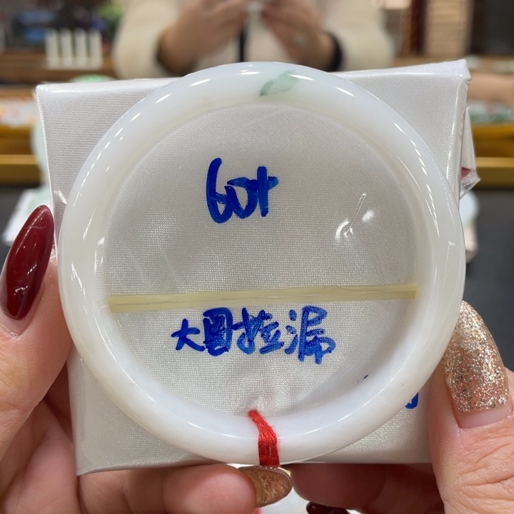 翡翠手镯未镶嵌翡翠