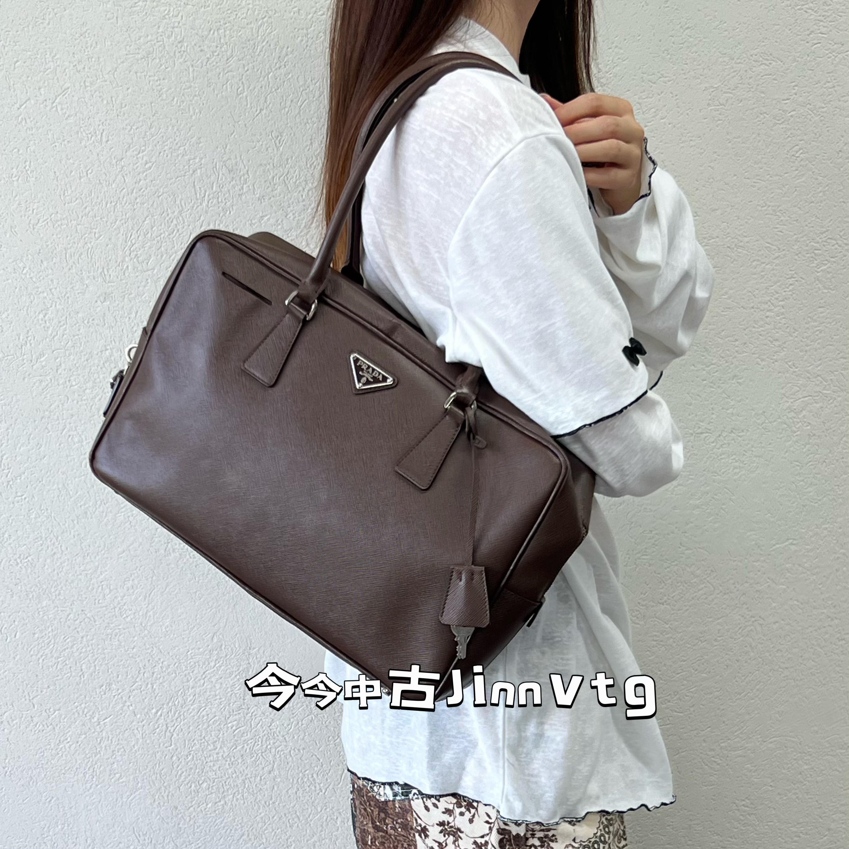 95新 Prada/普拉达 棕色十字纹plume长手柄单肩包 底长35 063562