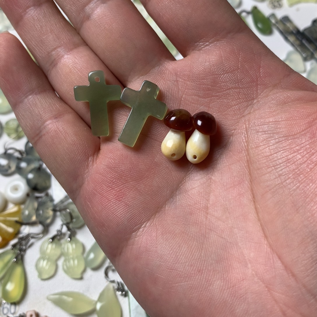 吕***越蛇纹石玉未镶嵌耳坠