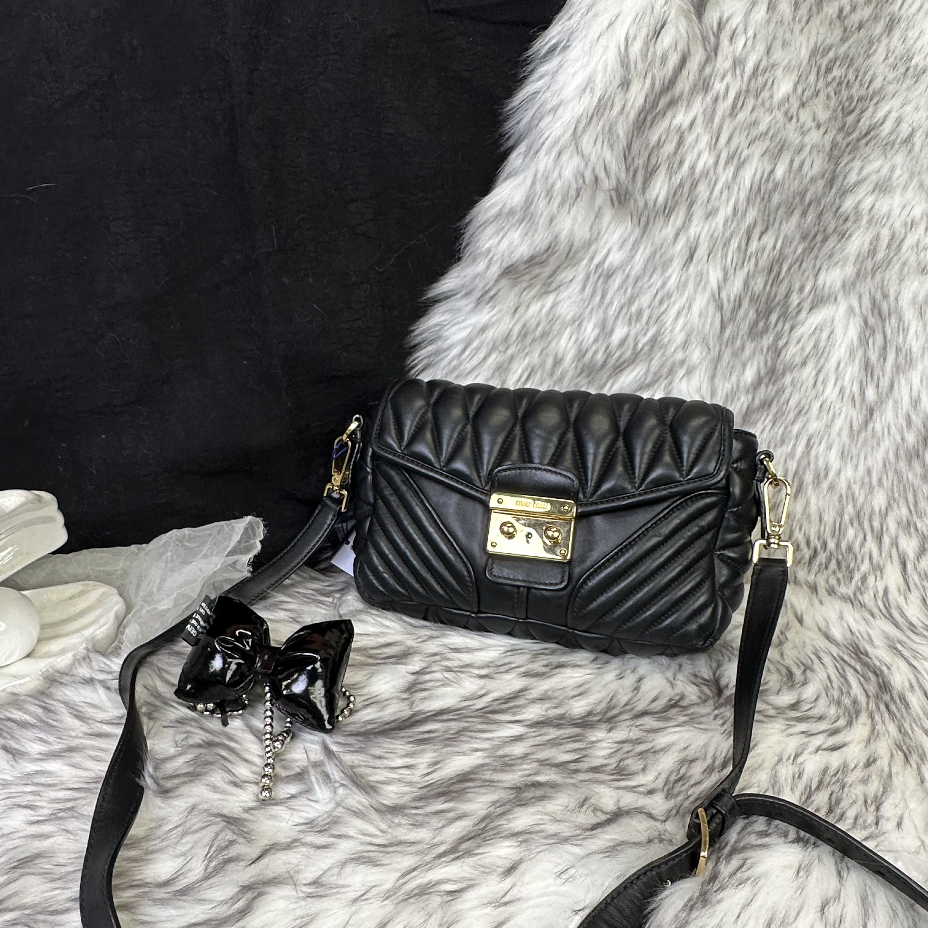 95新 MIU MIU/缪缪 黑金皮质单肩斜挎包