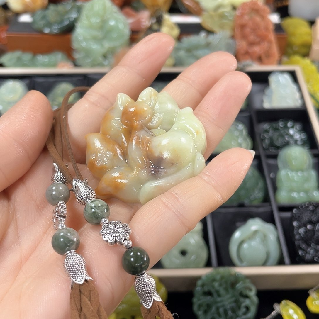 蛇纹石玉颈饰未镶嵌