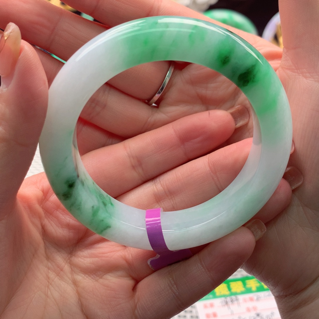 翡翠手镯未镶嵌Y**卡翡翠