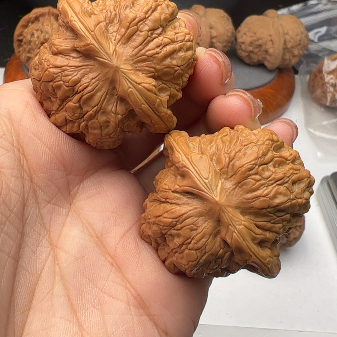 文玩核桃吊坠血麒麟40