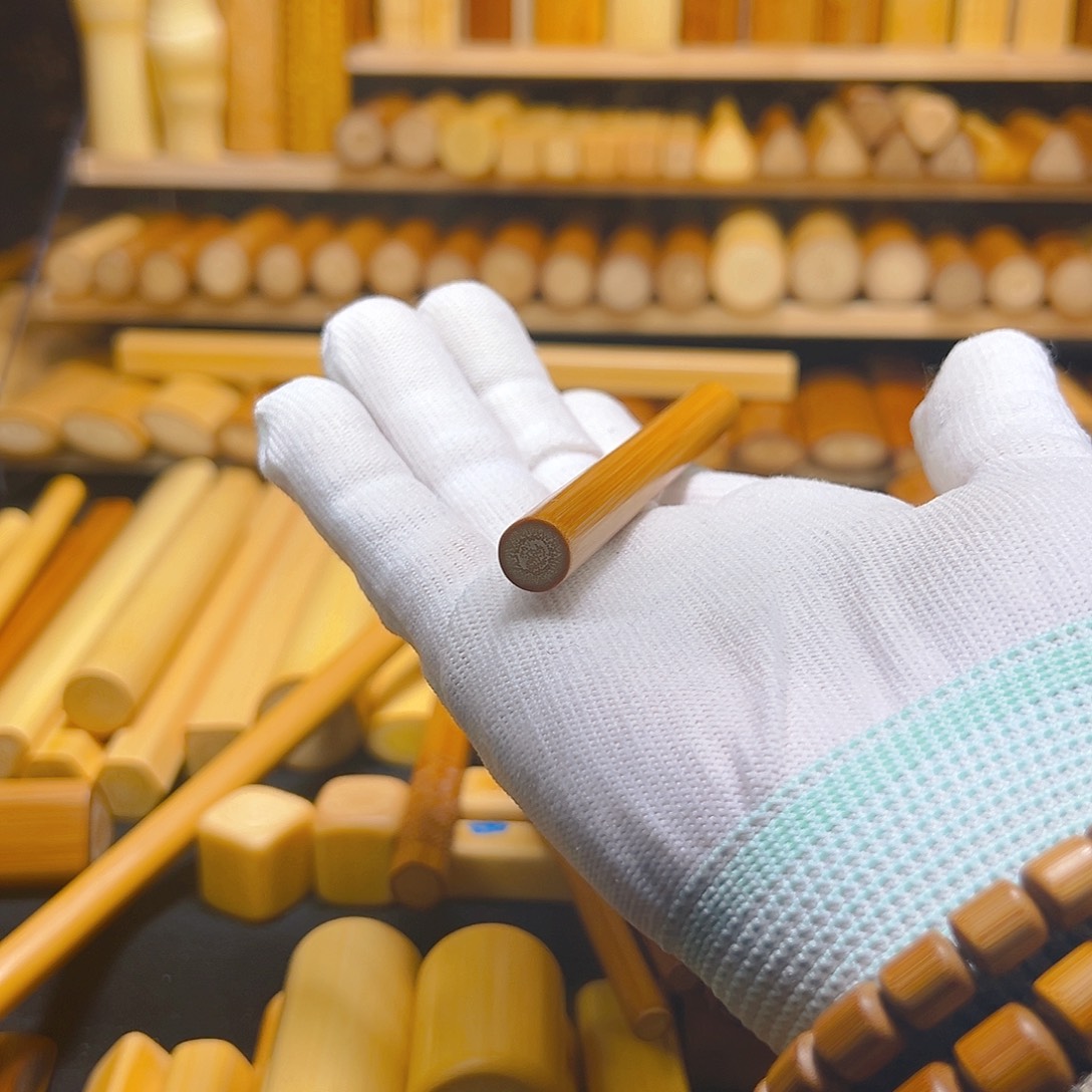 翎***²实心玉竹红皮烟杆料