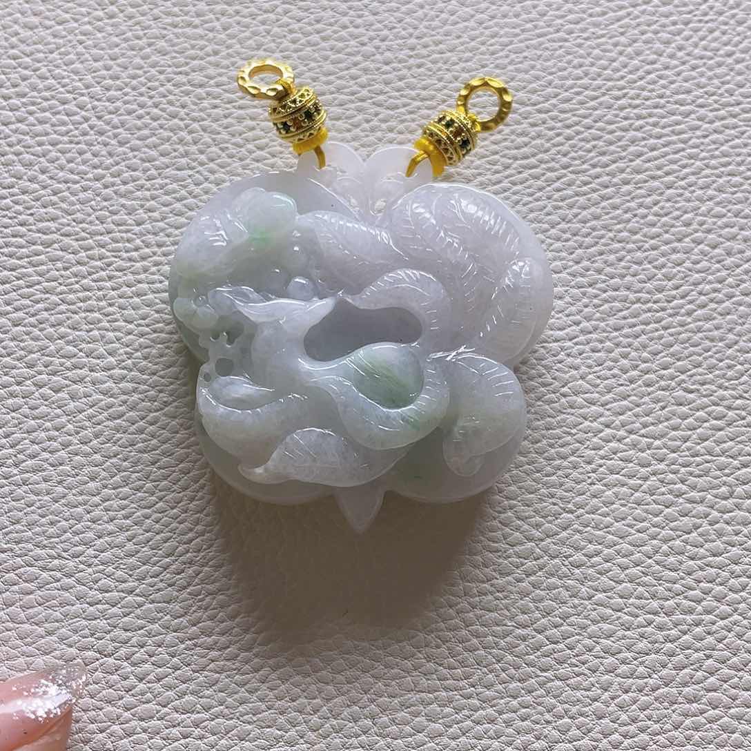 翡翠未镶嵌颈饰狐狸