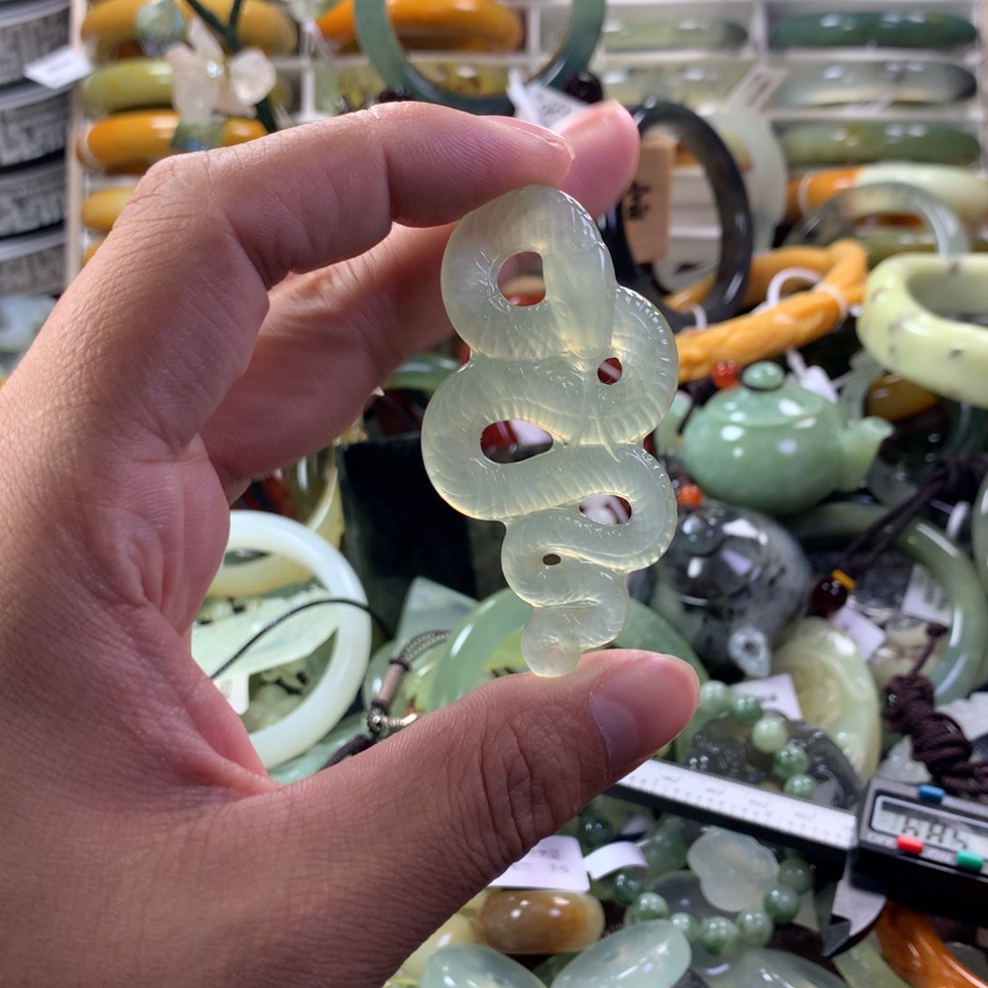 蛇纹石玉颈饰未镶嵌