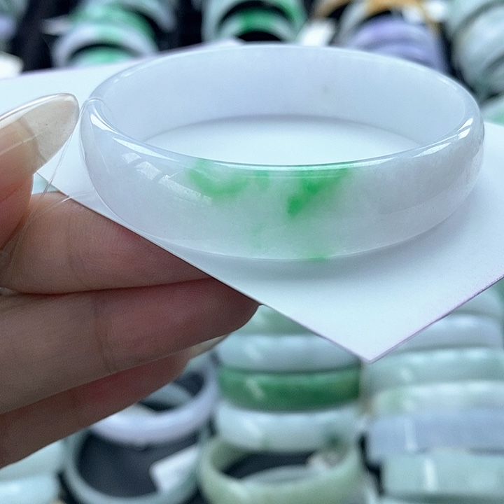 翡翠未镶嵌手镯公主