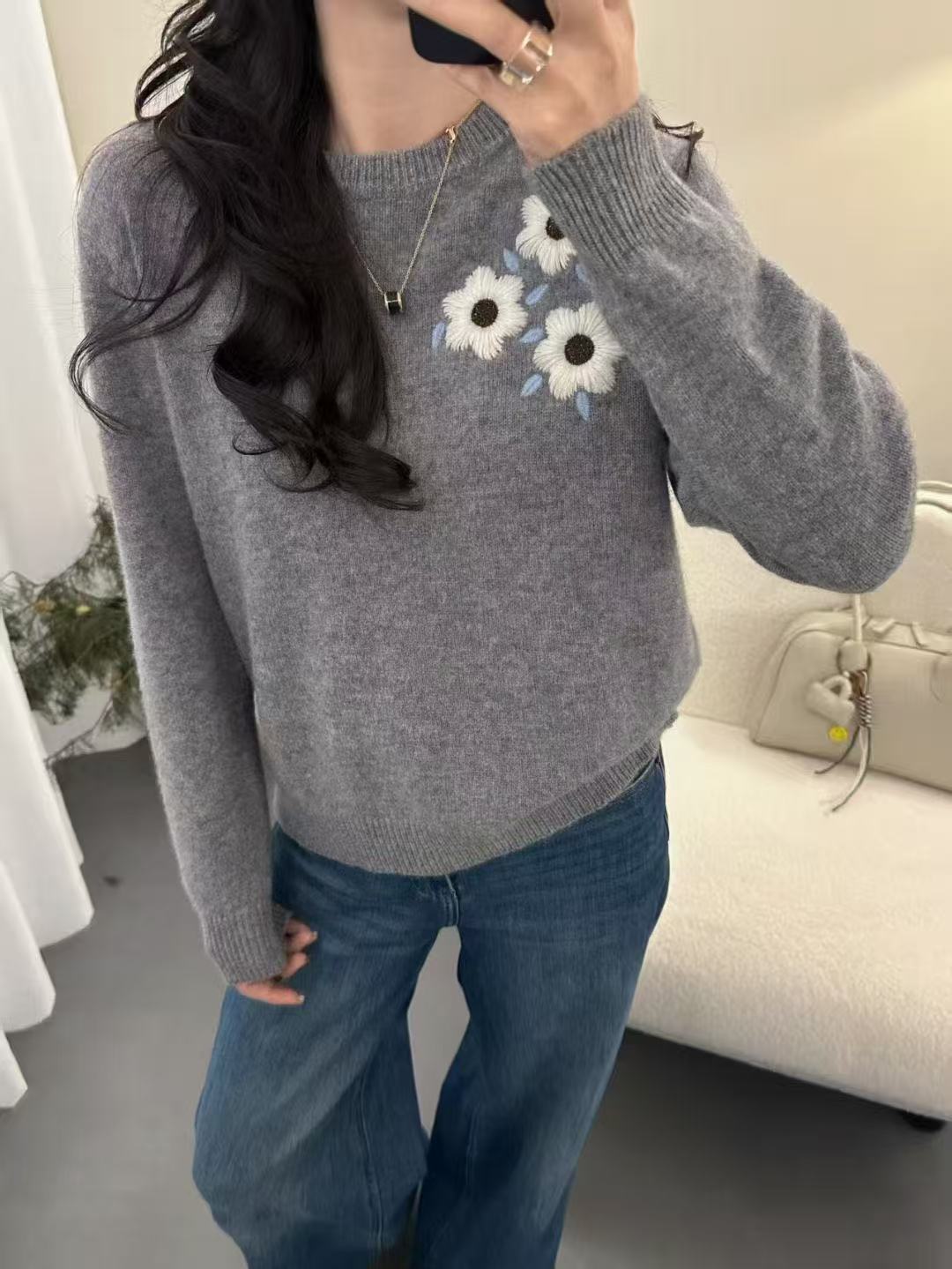 100%羊毛刺绣绣花修身圆领休闲风毛衣针织内搭减龄有气质