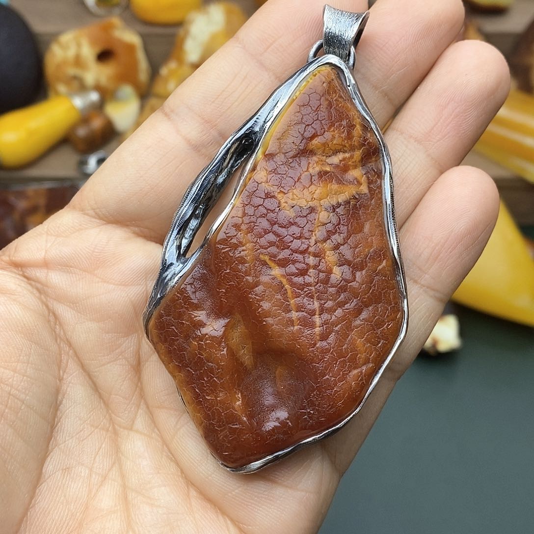 琥珀颈饰足银镀金镶嵌梅**纸红花蜡银镶吊坠59.5克