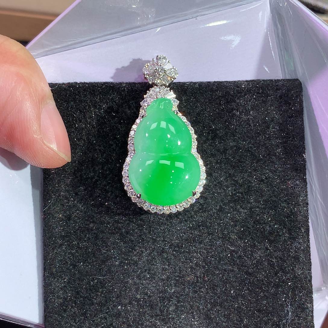 翡翠吊坠(赠链)18K金镶嵌