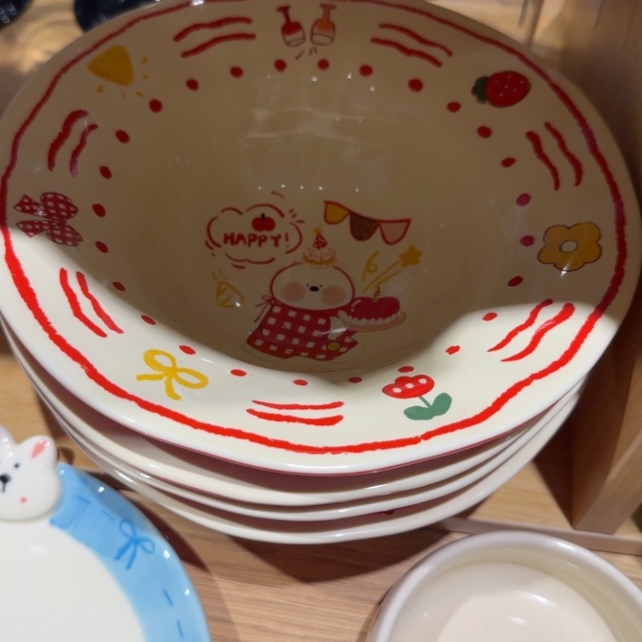 红色草帽碗一个装