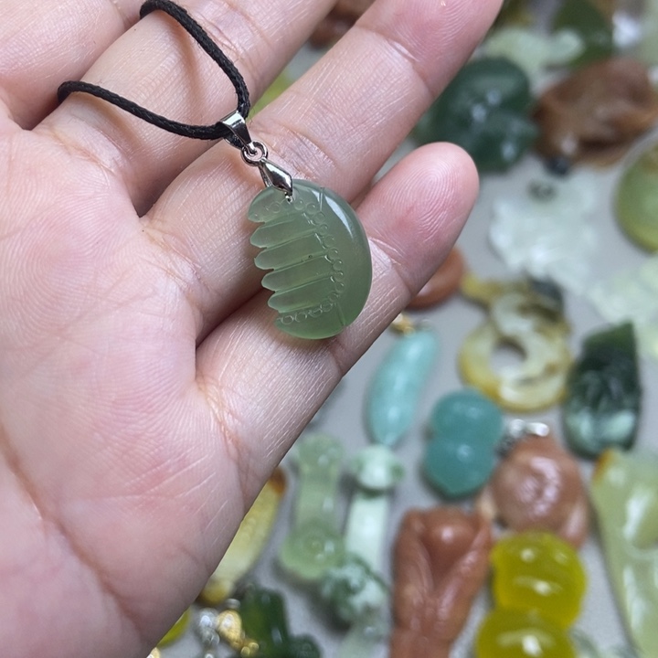 蛇纹石玉挂件未镶嵌