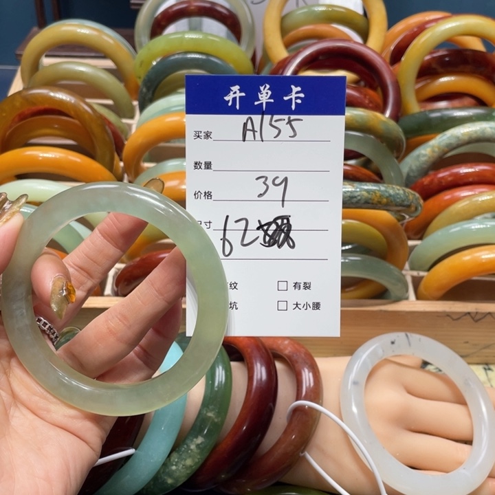 蛇纹石玉手镯未镶嵌何****】