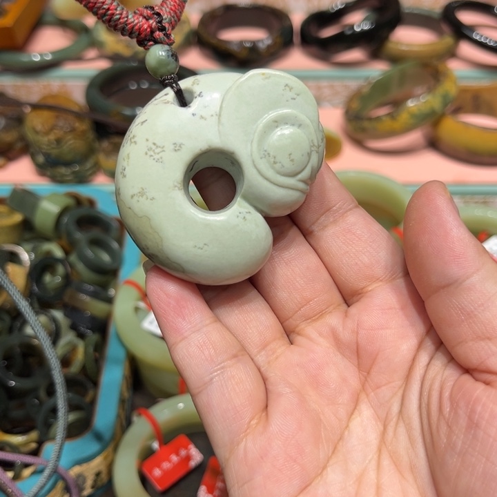 轻***月岫岩老玉（透闪石质玉）未镶嵌手镯