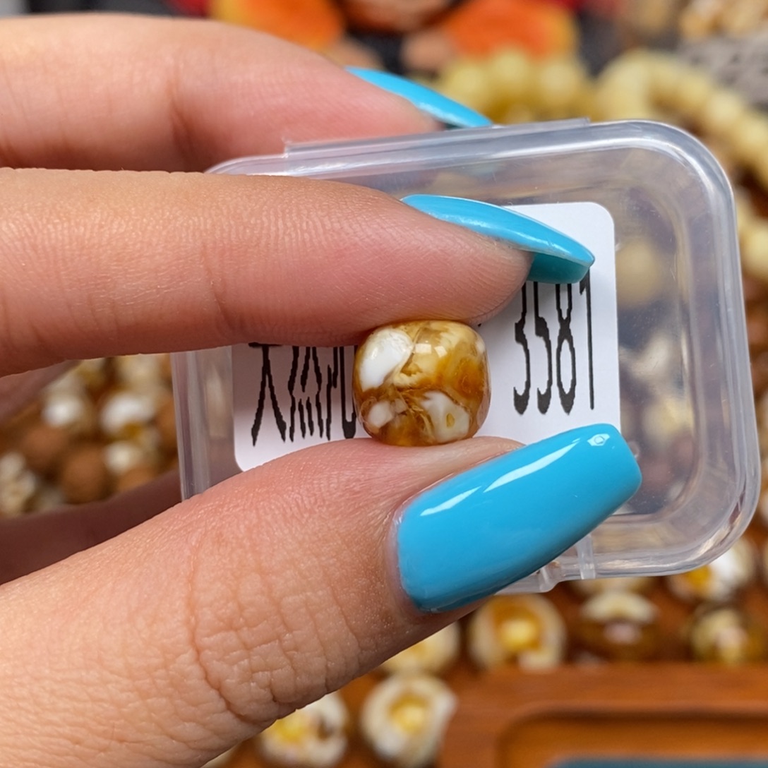 蜜蜡未镶嵌珠宝奇石3581