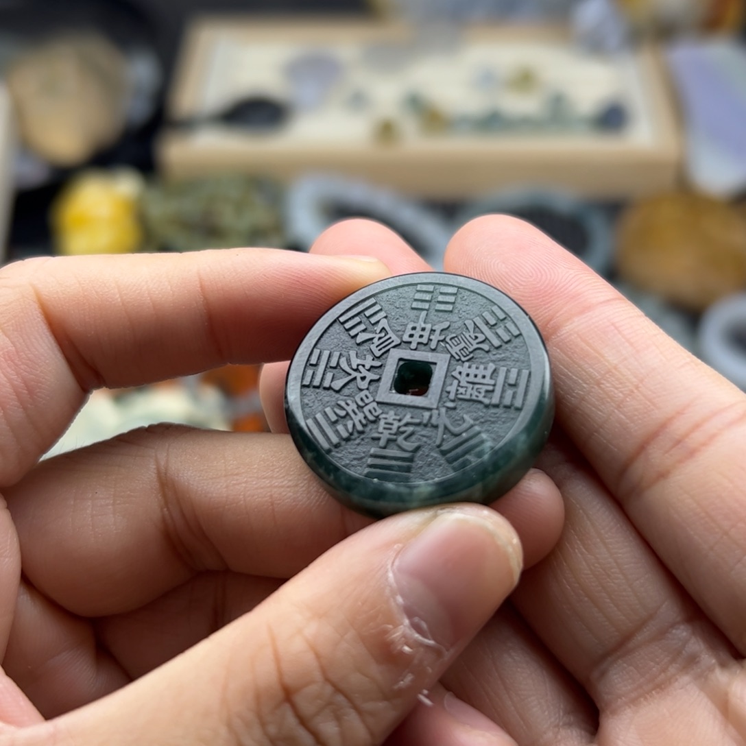 颈饰未镶嵌翡翠山鬼花钱