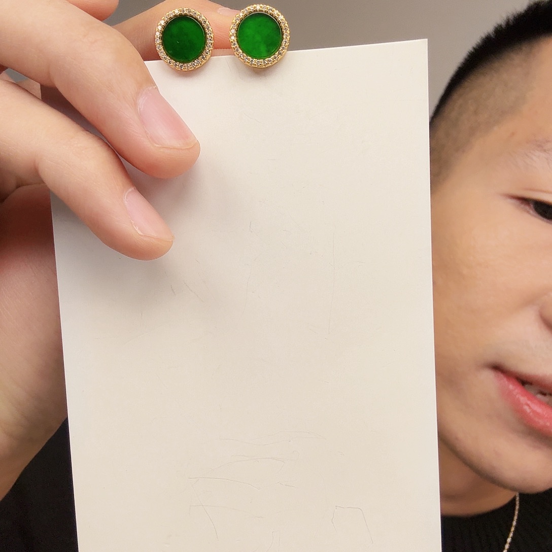 翡翠未镶嵌颈饰一对