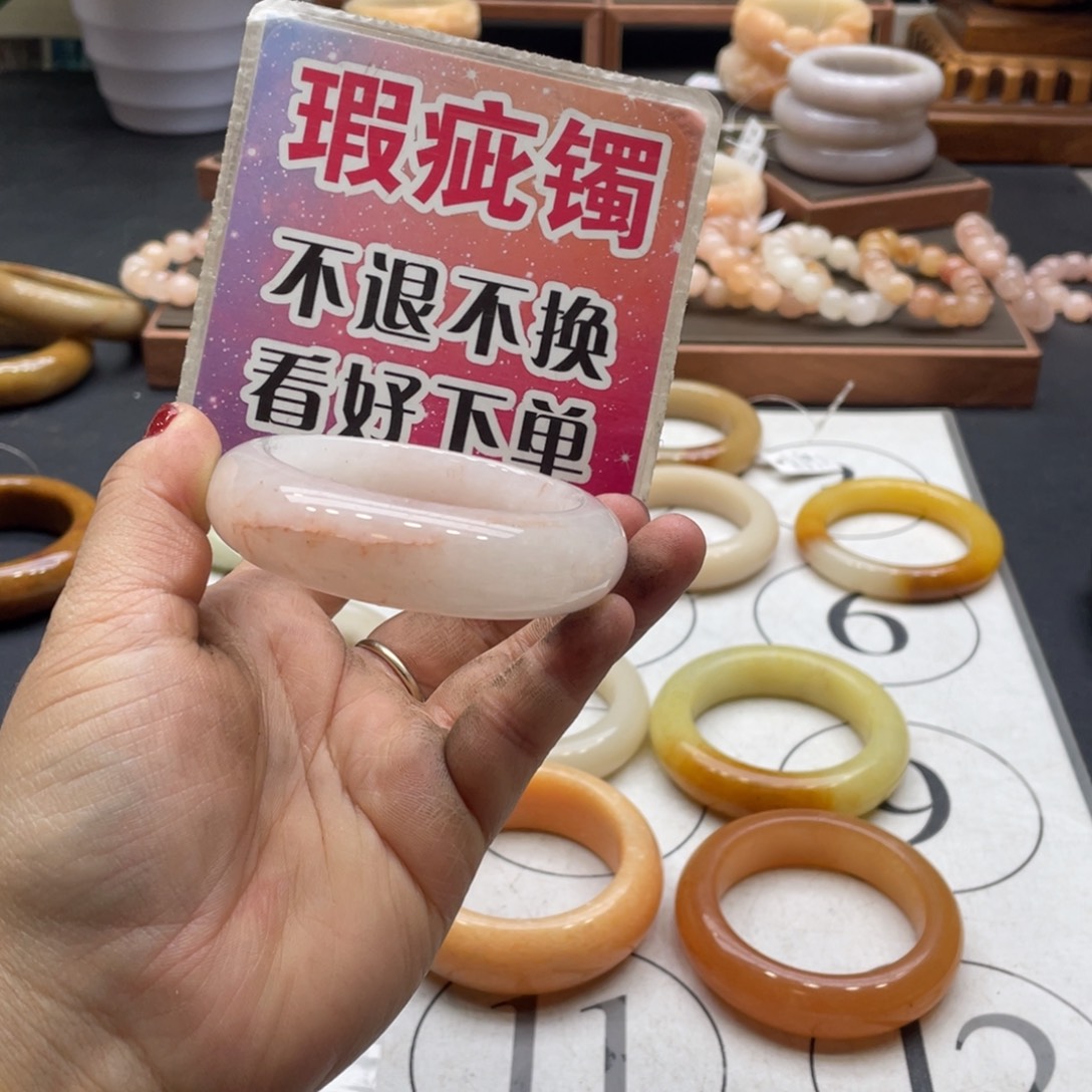 老***，石英岩玉未镶嵌手镯