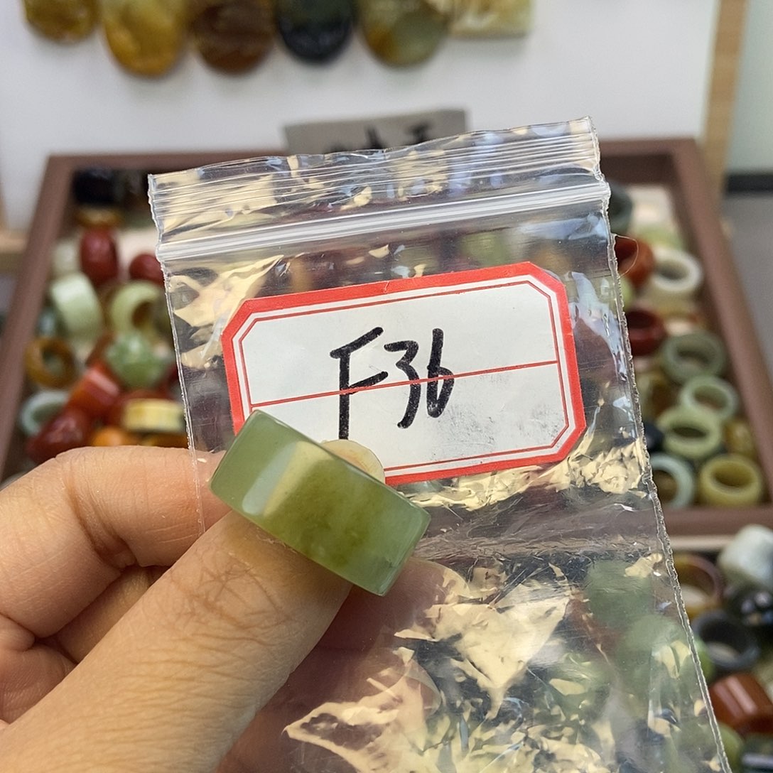 蕾***蕾蛇纹石玉未镶嵌戒指